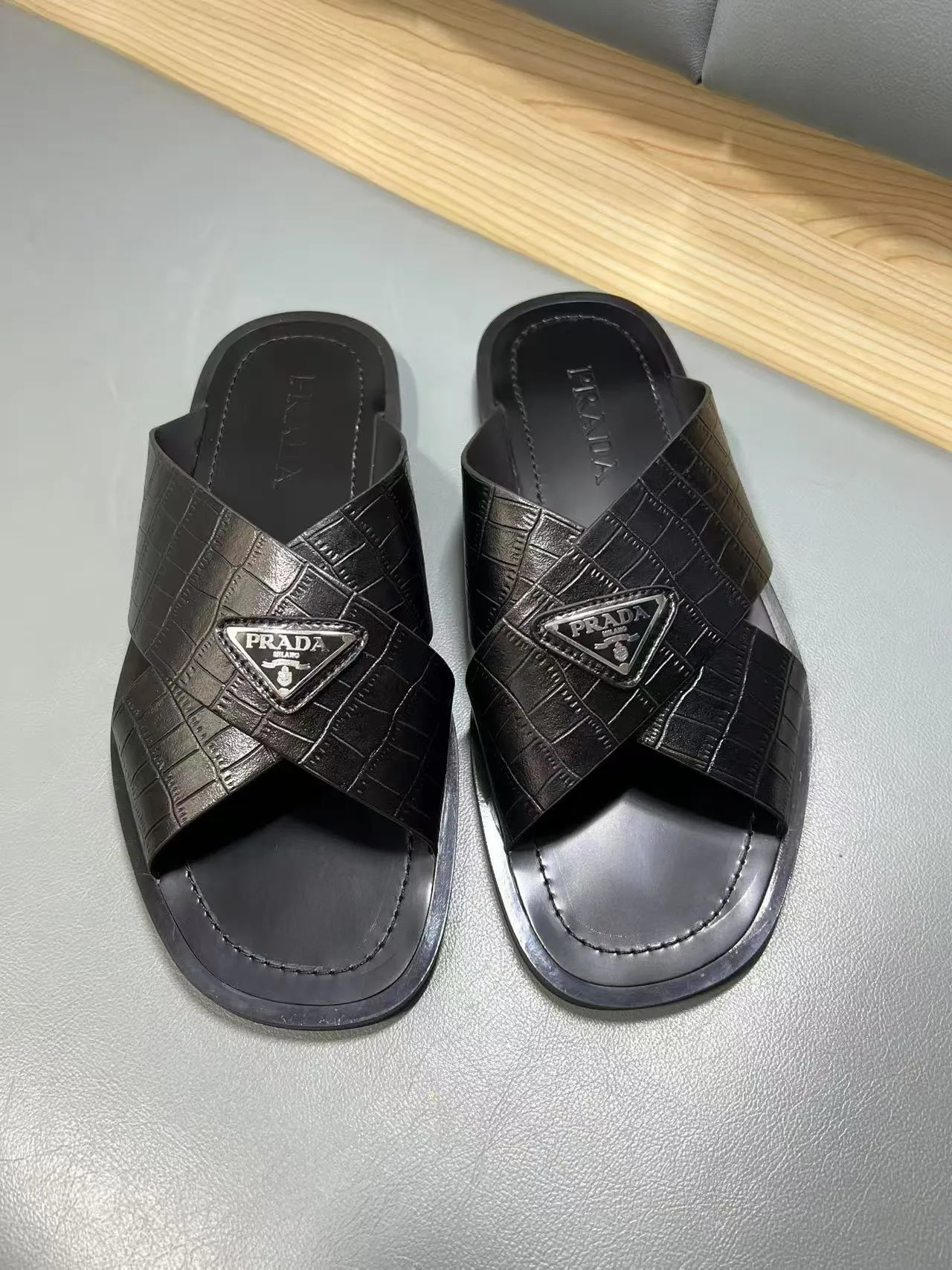 340💰PRADA Prada’s latest slippers are synchronized with the official website. This slipper is made of the brand’s unique and iconic Saffiano leather. The brand logo jumps out from the double straps, and the brand style is clearly visible. Cowhide gives men elegant charm and functional design, making it an ideal choice for vacation and leisure. Size:38-45
